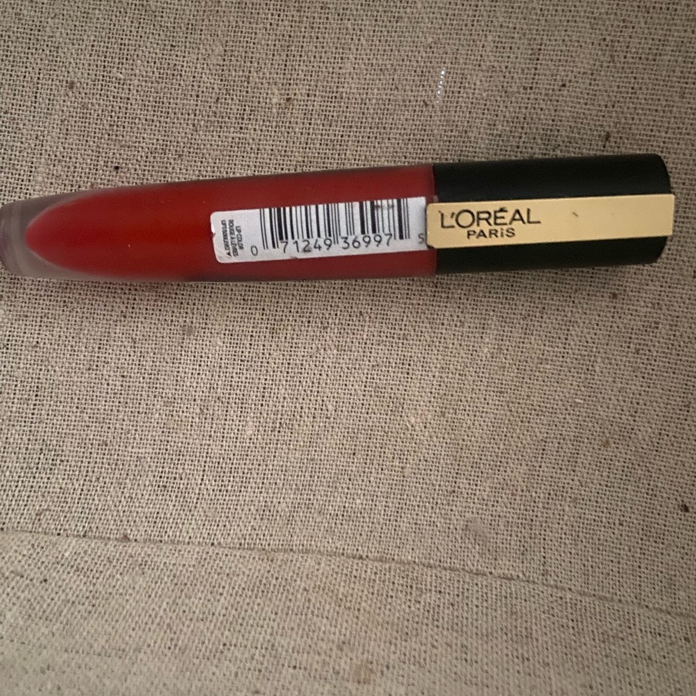 L’Oréal Paris red lipstick 💄